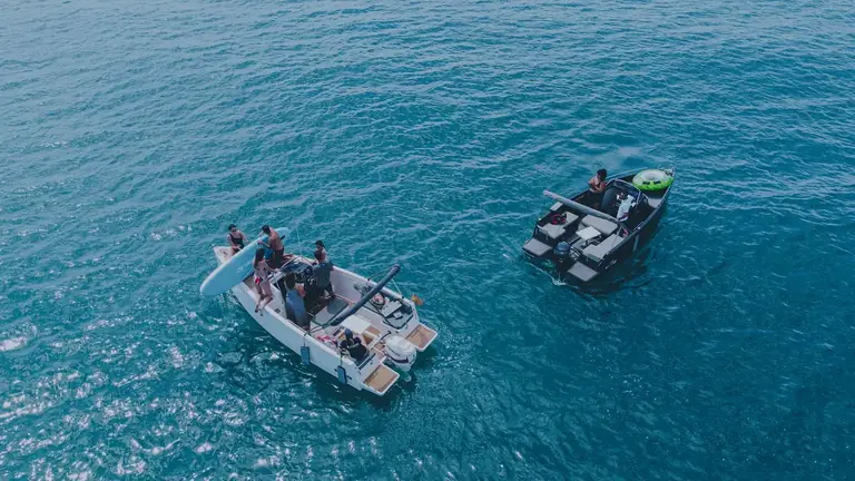 Dos barcos de 8 Mares navegando juntos
