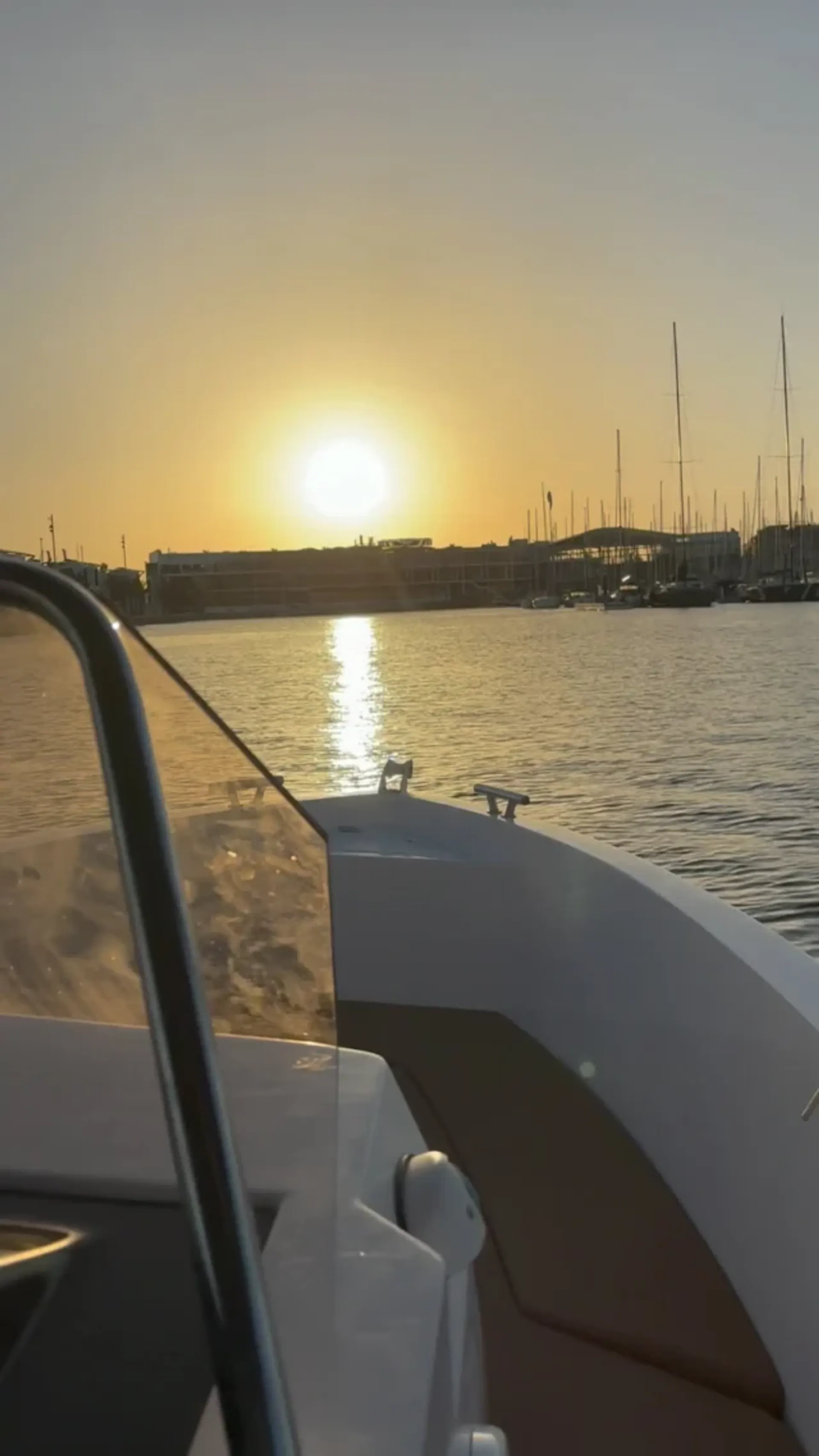 Atardecer desde un barco en la bahía de Alicante