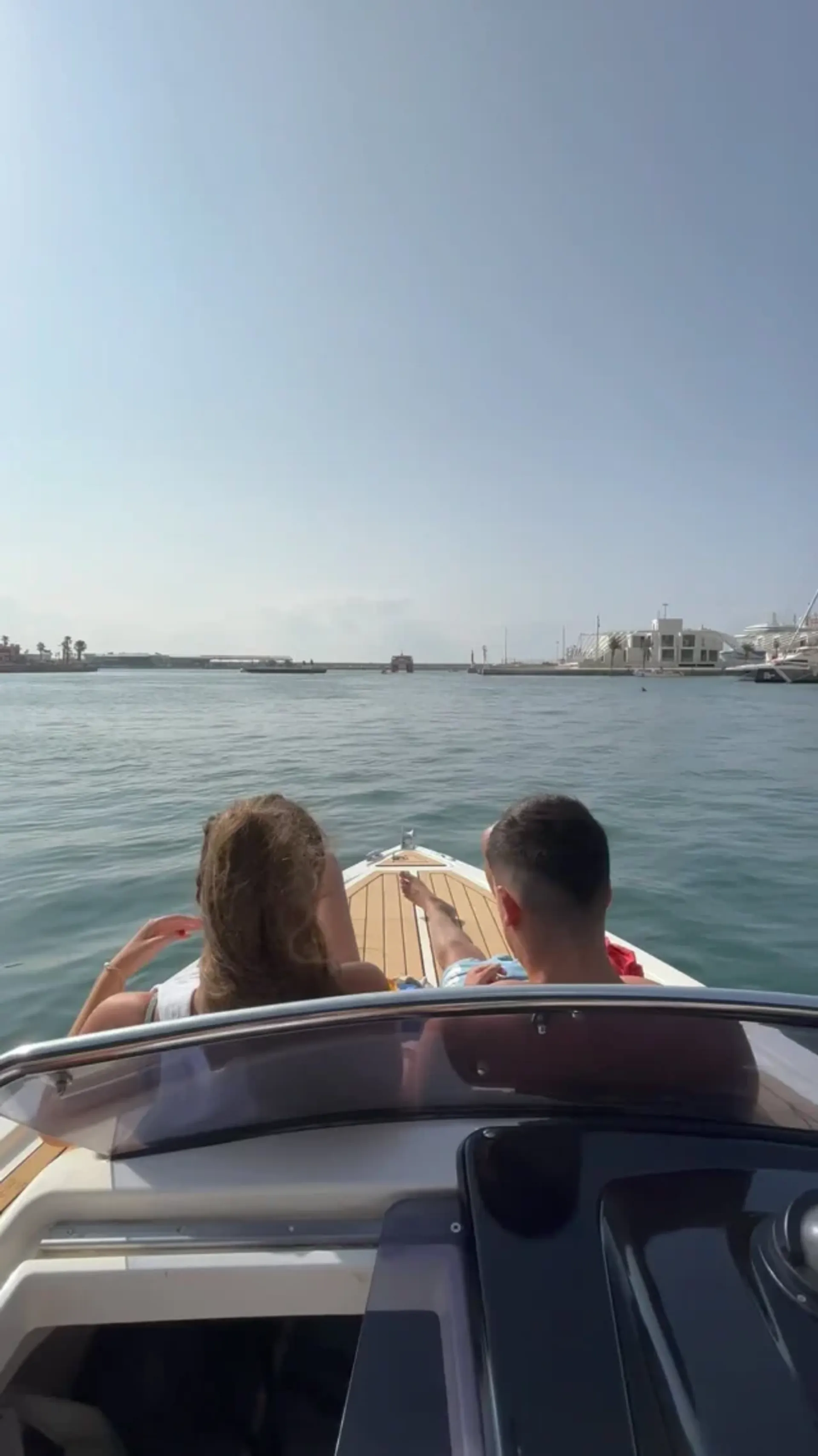 Grupo de amigos en un barco frente a la costa de Alicante